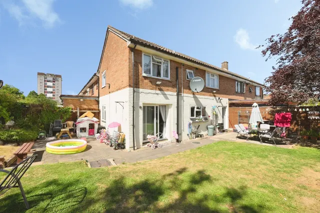 The Hides, Harlow, photo 1