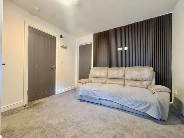 Town Centre, SN1, photo 1