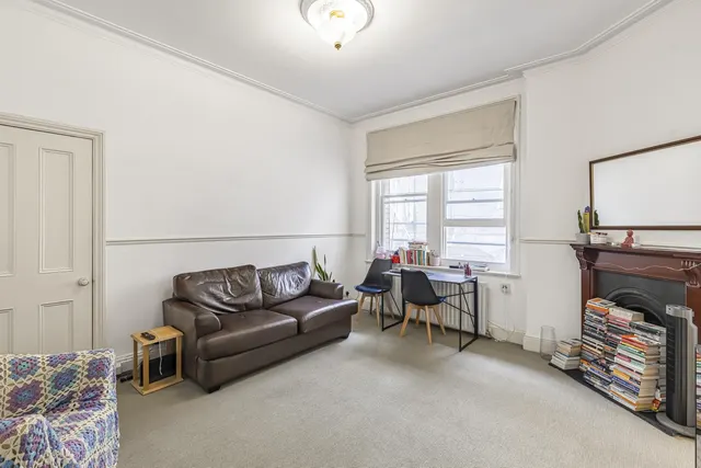 Photo 3 — Prince Of Wales Drive, London SW11 4BP