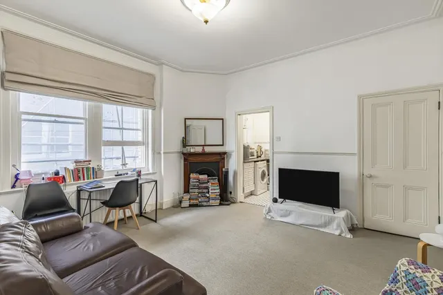 Photo 2 — Prince Of Wales Drive, London SW11 4BP