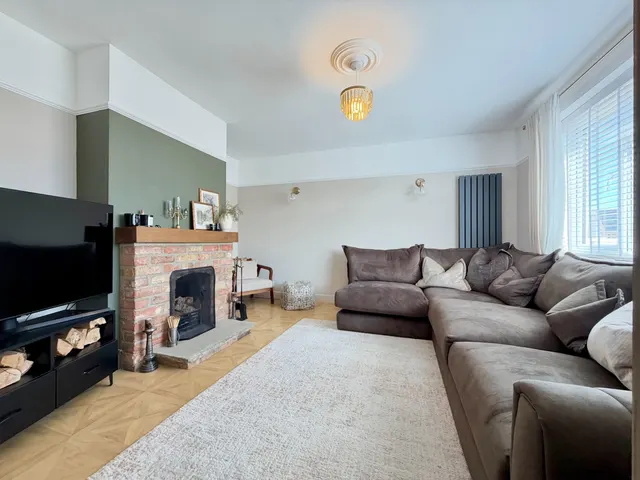 Stunning Three Bedroom Semi Detached With No Onward Chain Close, To The Train Station, photo 2