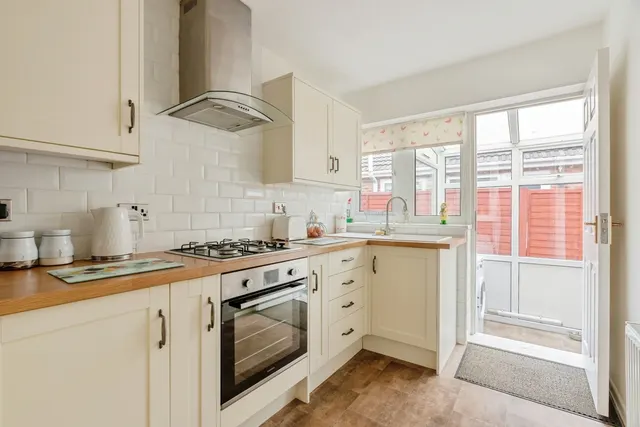 Crow Wood Avenue, Burnley, BB12, photo 3