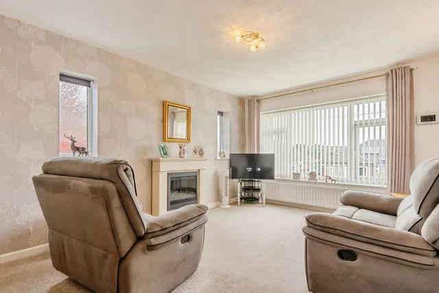 Crow Wood Avenue, Burnley, BB12, photo 2