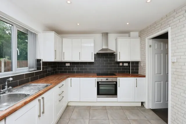 Photo 2 — Oakworth Close, Halfway, Sheffield, S20