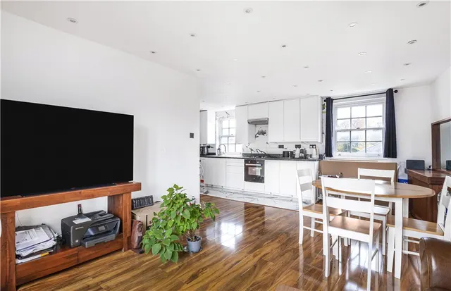 Roehampton High Street, London, SW15, photo 2