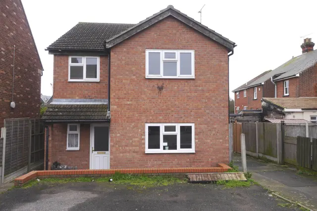 2 bedroom flat — Albermarle Street, Harwich, CO12 3HW