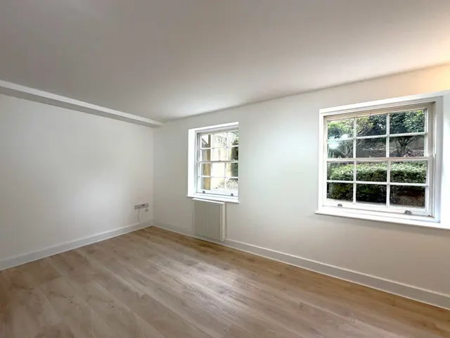Photo 3 — 32 New Road, Rochester, Kent, ME1 1DX