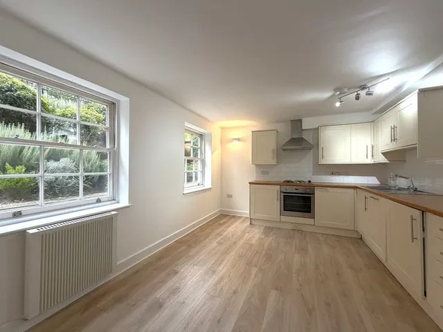 Photo 2 — 32 New Road, Rochester, Kent, ME1 1DX