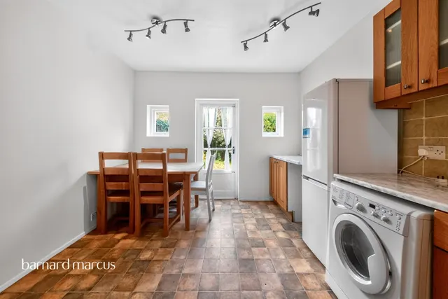 Castle Road, London, N12, photo 2