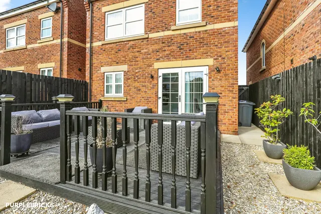 Hall Gardens, Barnsley, S72, photo 3