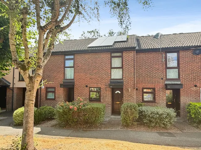Avondale, Ash Vale, Surrey, GU12 5NQ, photo 1