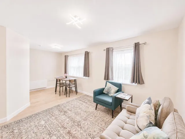 bed Apartment To LetNuffield Court, Heston, TW5, photo 2