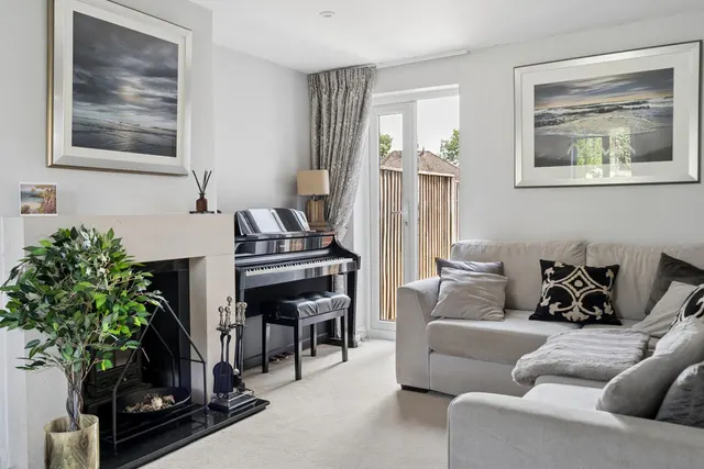 Photo 3 — Elizabeth Road, Marlow SL7 3JQ