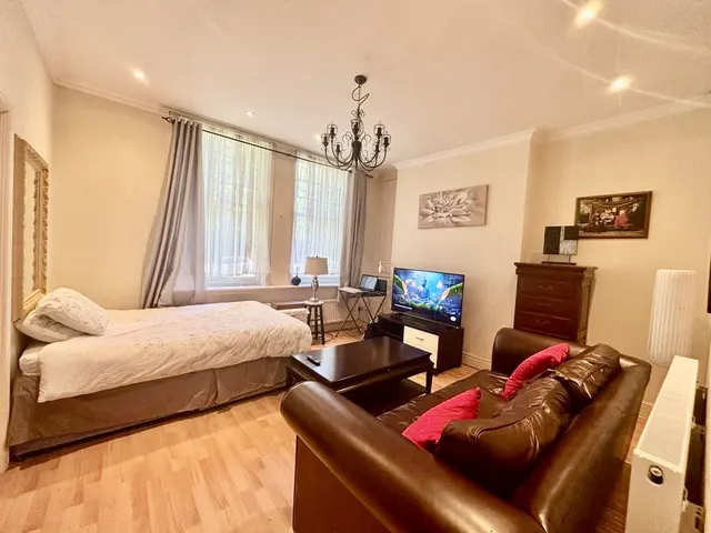 Amesbury Road, B13, photo 2