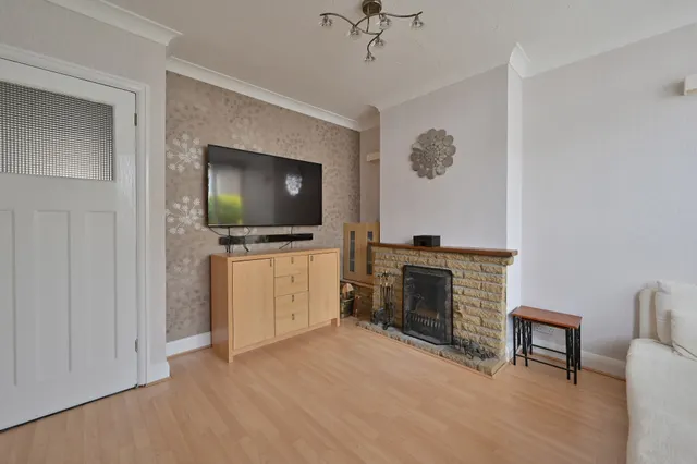 Photo 3 — 31 Ashdon Road, Bushey