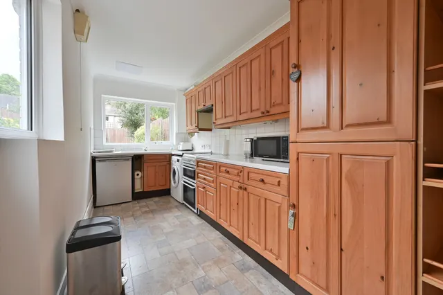 Photo 2 — 31 Ashdon Road, Bushey