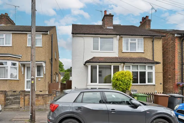 31 Ashdon Road, Bushey, photo 1