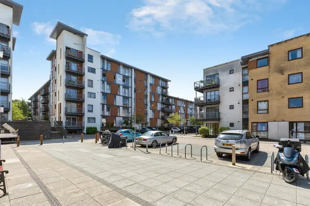 Commonwealth Drive, Crawley, photo 1