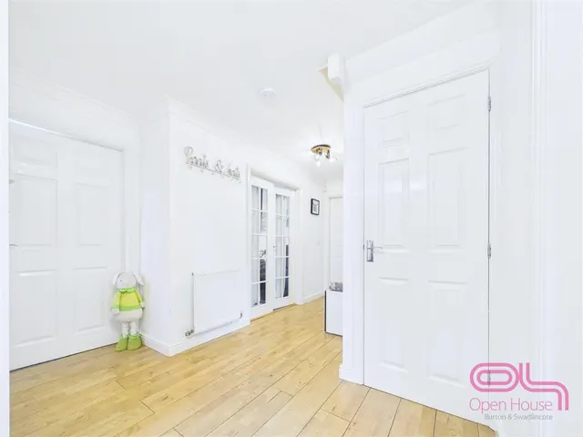 Buckingham Drive, Swadlincote, DE11, photo 3