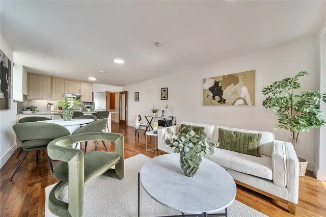 North Road, TW8, photo 1