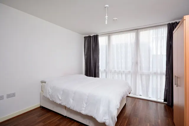Brentford, TW8, photo 2