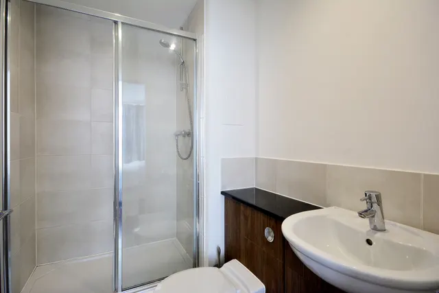 Brentford, TW8, photo 3