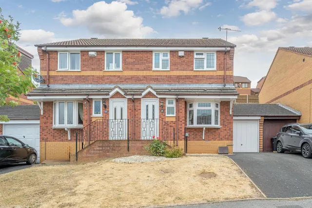 Surrey Drive, Kingswinford, DY6 8HR, photo 1