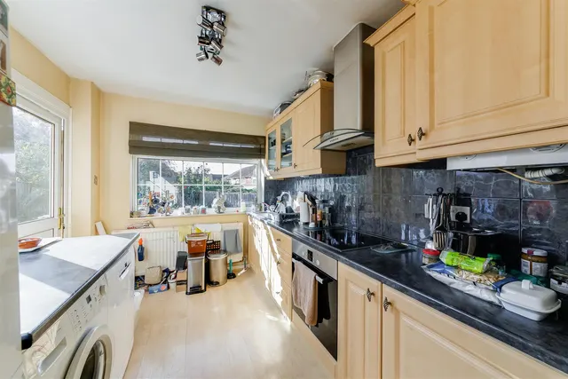 Hazel Crescent, Kidlington, photo 3