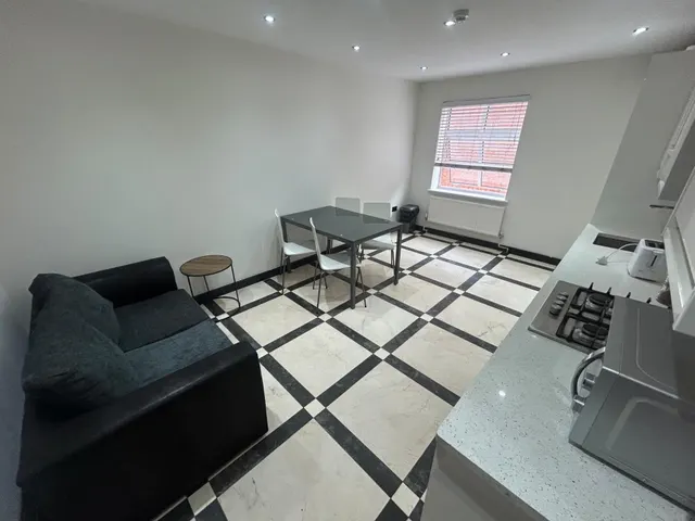 Derby Road, Burton upon Trent, DE14, photo 1