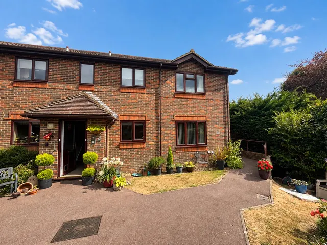 Alexandra Road, Heathfield, TN21 8EB, photo 1
