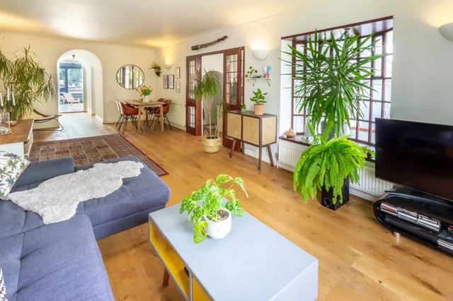 Photo 3 — 7a Downsview Road, London