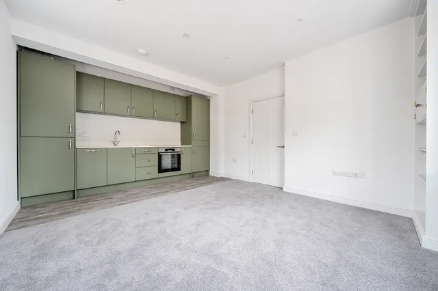 Gladstone Road, SN15, photo 2