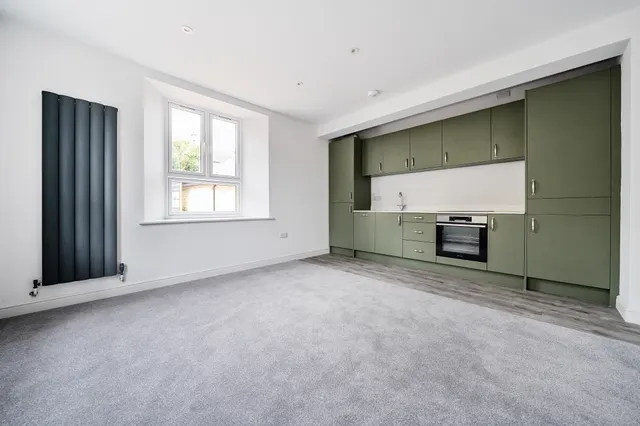Gladstone Road, SN15, photo 3