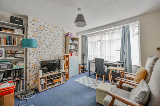 Photo 2 — 163a Gainsborough Avenue, London