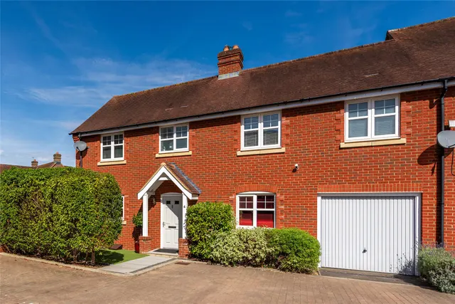 Walnut Tree Close, Winslow, MK18, photo 1