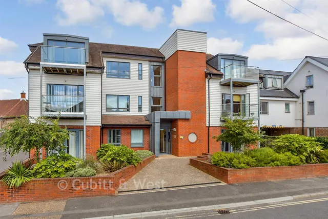 Denne Parade, Horsham, RH12, photo 1