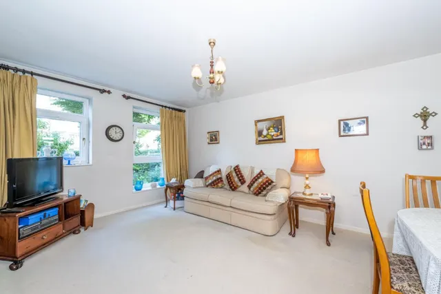 Brondesbury Road, Queens Park. NW6, photo 1