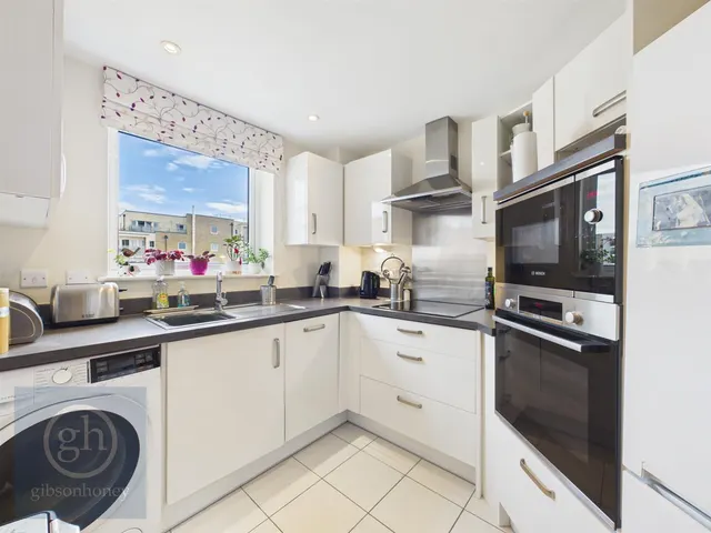 Photo 3 — Josiah Drive, Ickenham, Uxbridge, UB10 8FB
