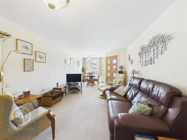 Photo 2 — Josiah Drive, Ickenham, Uxbridge, UB10 8FB