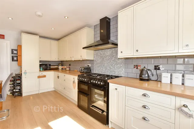 Clatterford Road, Newport, PO30, photo 3