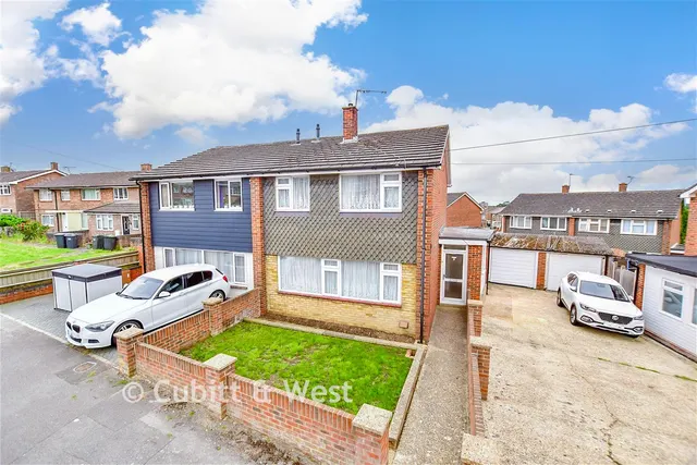 Oakshott Drive, Havant, PO9, photo 1