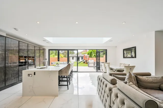 Photo 2 — 33 Forest Side, Worcester Park