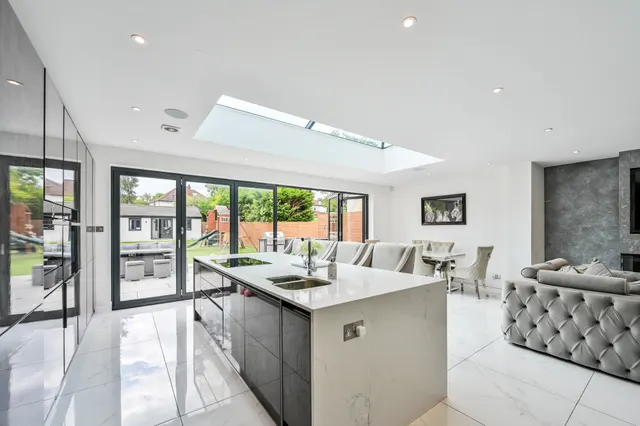 Photo 3 — 33 Forest Side, Worcester Park
