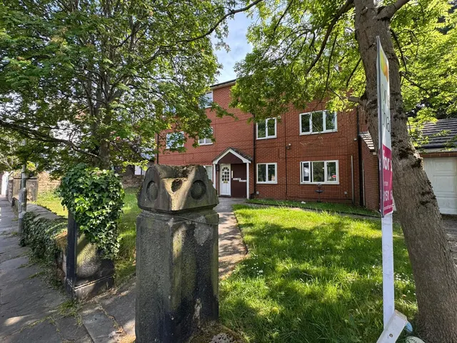 Village Road, Prenton, photo 1