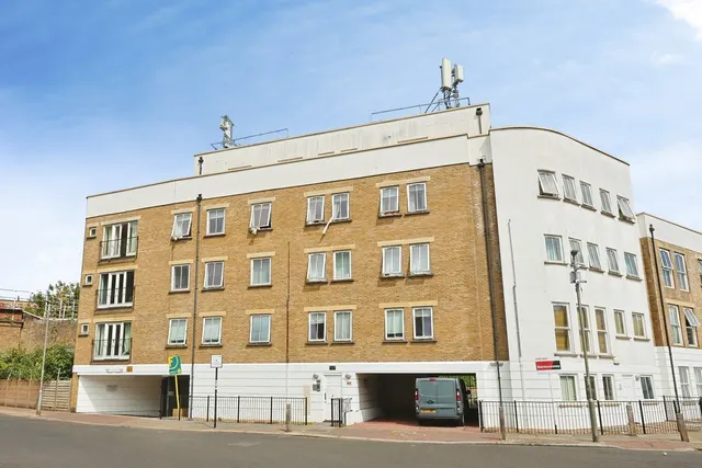 Battersea High Street, Battersea, London, SW11, photo 1