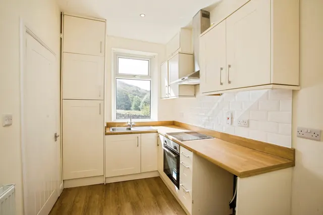 School Cote Terrace, Halifax, HX3, photo 1
