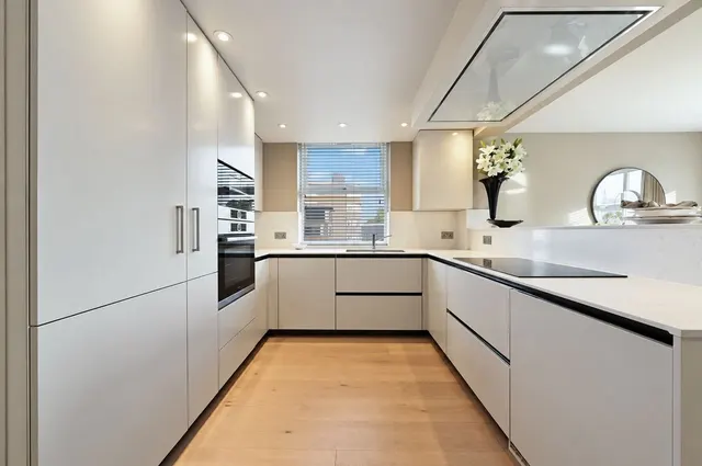 Boydell Court, St. John's Wood Park, NW8, photo 2