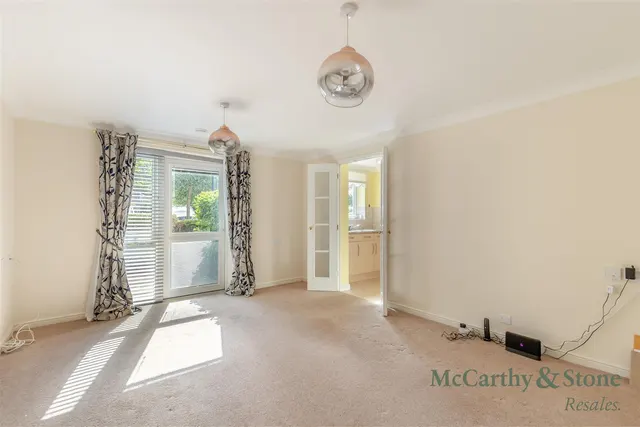 High Street South, Rushden, NN10, photo 2