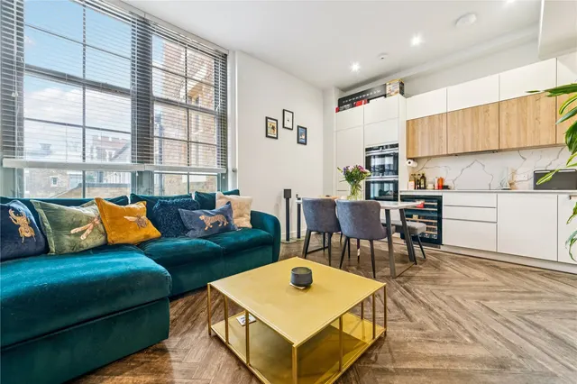 Holt Gardens, London, SW17, photo 1