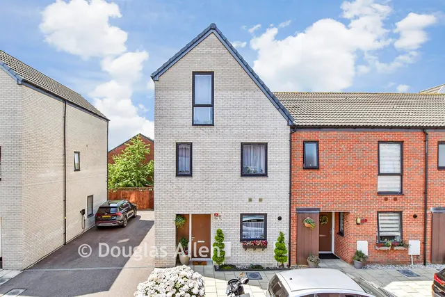 Marine Crescent, Ilford, IG6, photo 1